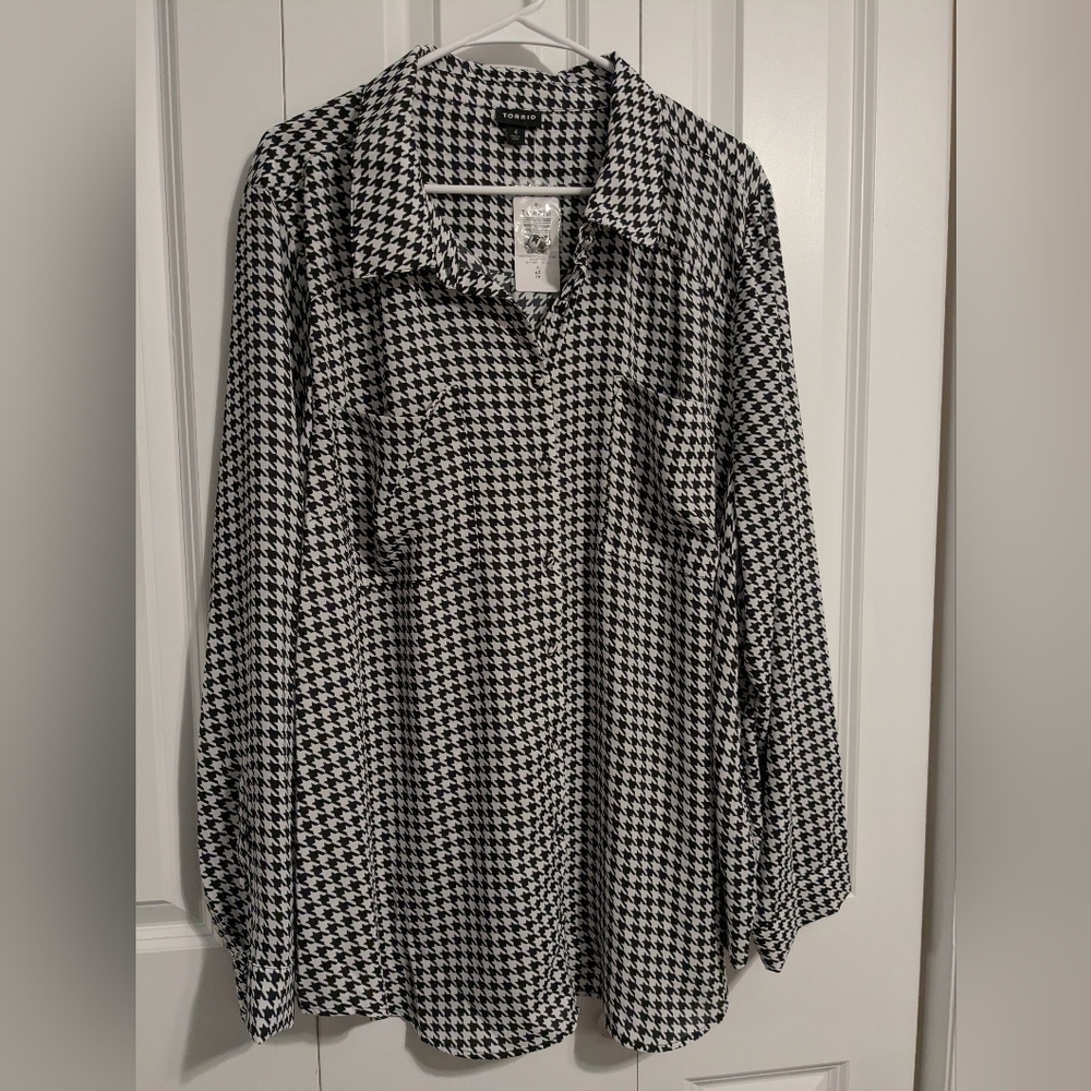 Torrid Size 4 Black and White Houndstooth Button-Up Shirt
